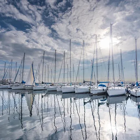 Coral House With Shared Pool And Sea View Apartmán