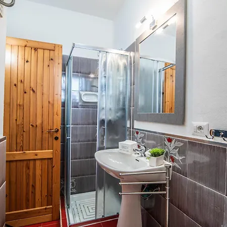 Coral House With Shared Pool And Sea View Apartmán *