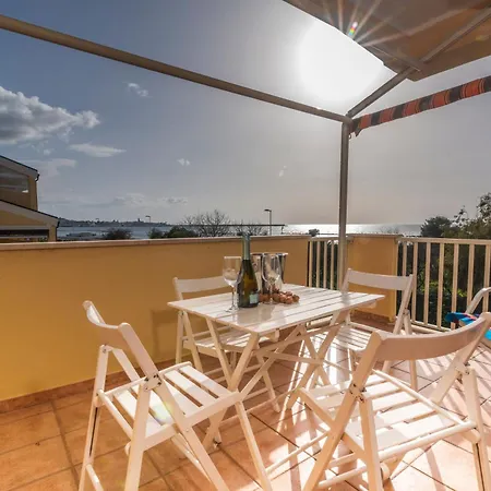 Coral House With Shared Pool And Sea View Lejlighed